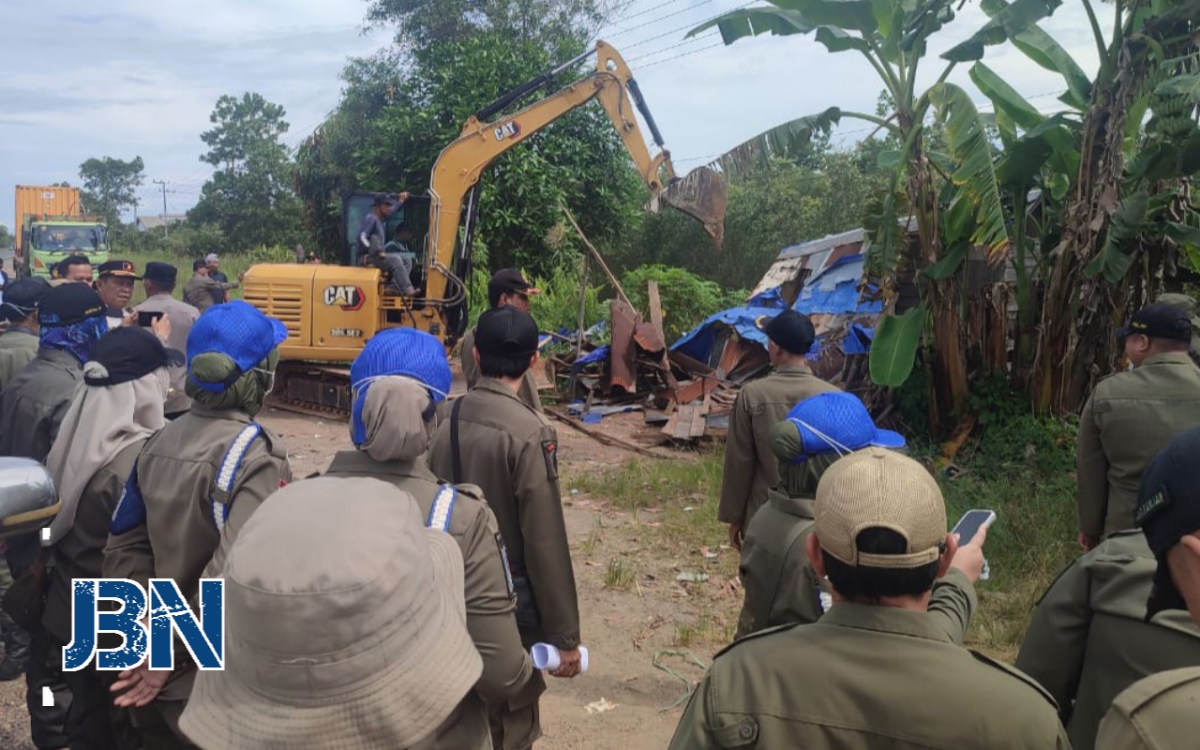 Satpol PP Kabupaten Banjar bongkar 23 bangunan liar di Kayu Bawang