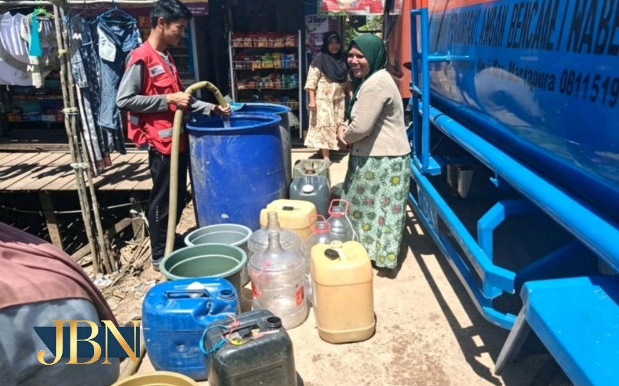Musim kemarau melanda, BPBD Banjar salurkan 5.000 liter air bersih ke Desa Makmur