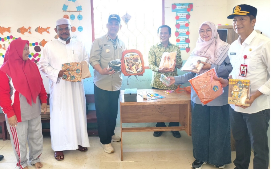 Dukungan pendidikan usia dini: 18 murid TK Mampuak II terima seragam dan perlengkapan sekolah