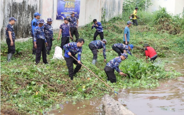 Sambut Hari Bhayangkara ke-80, Satpolairud Polres Batola bersihkan sungai