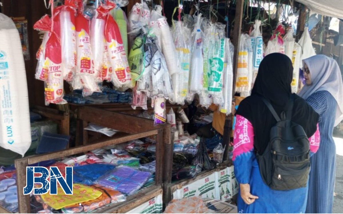 Harga plastik melonjak hampir 70 persen, pedagang keluhkan beban usaha